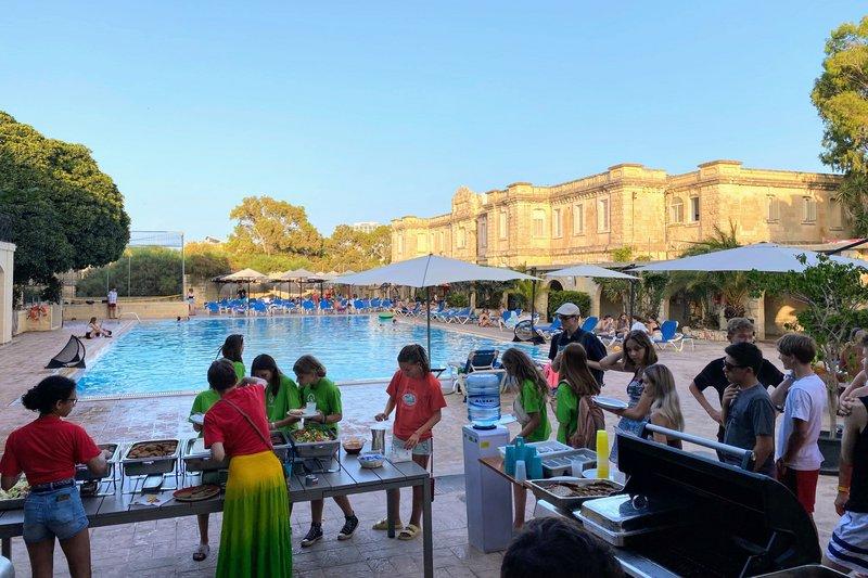 Buffet del campamento al lado de la piscina en el curso de ingles en malta