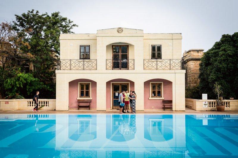Vista de la casa de la piscina con la piscina delante en el curso de ingles en malta