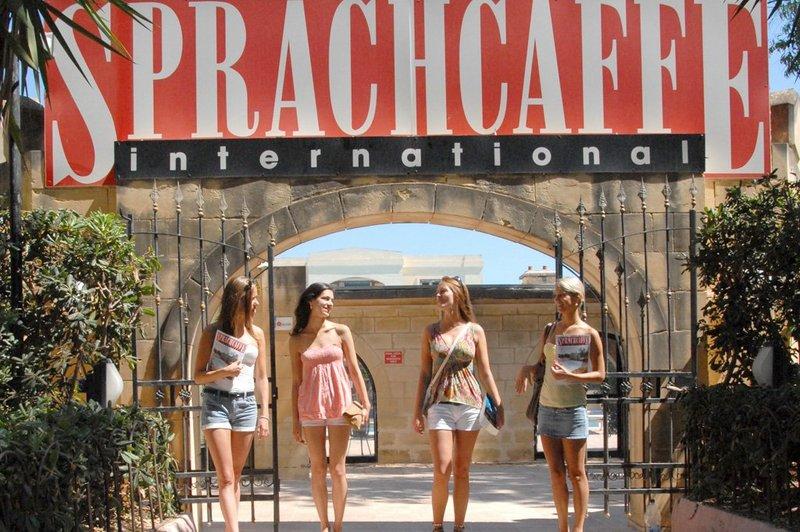 Jóvenes en la entrada de la academia en el curso de Idiomas juvigo en malta 