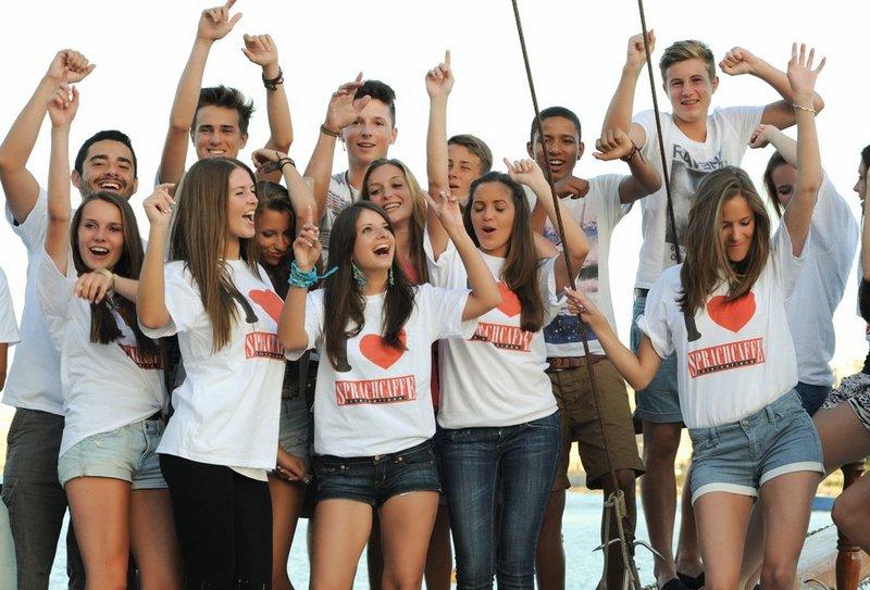 Grupo de jóvenes posando en el curso de Idiomas juvigo en malta 