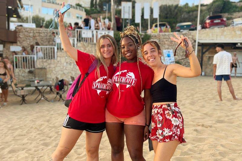 Amigas posando en la playa en el curso de Idiomas juvigo en malta 