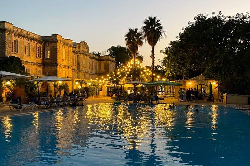 Jovens na piscina em St. Julians em uma noite de verão durante um curso de inglês em Malta