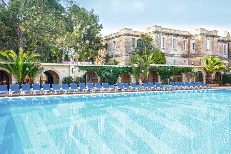 Vista de la piscina y sus alrededores en el curso de Idiomas juvigo en malta 