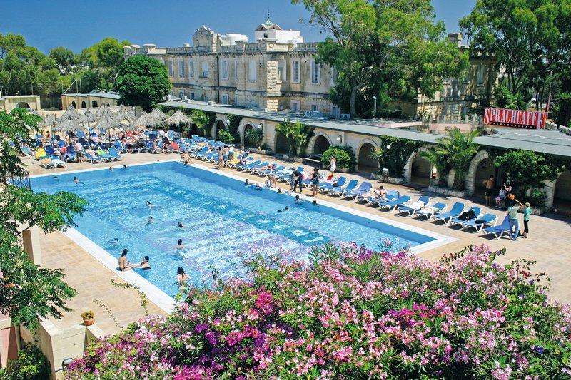 Vista de la piscina y alrededores en el curso de Idiomas juvigo en malta 