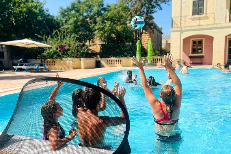 Estudiantes practicando deportes acuáticos en Malta