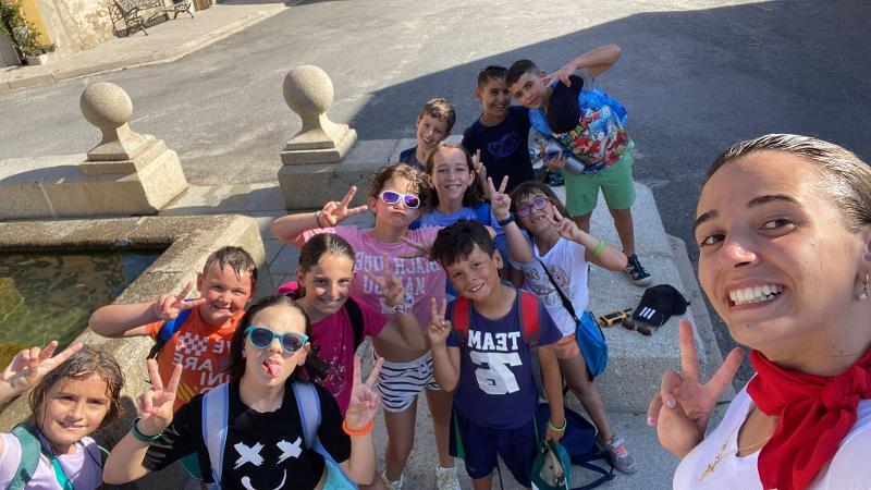 Un grupo de niños sonriendo a camara en un campamento de verano san rafael segovia