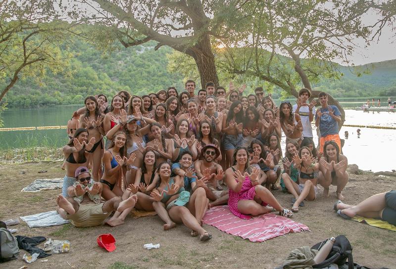 Jóvenes en el lago en el en el campamento de verano en dinamarca