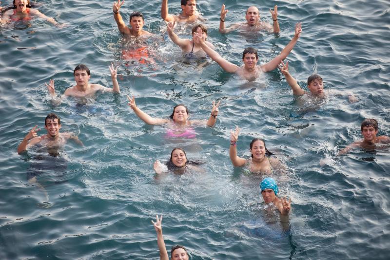 Jóvenes en la piscina en el campamento de verano en dinamarca