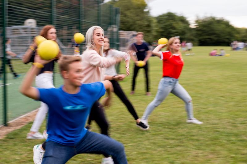 Jóvenes jugando con pelotas en el curso de ingles en reino unido 