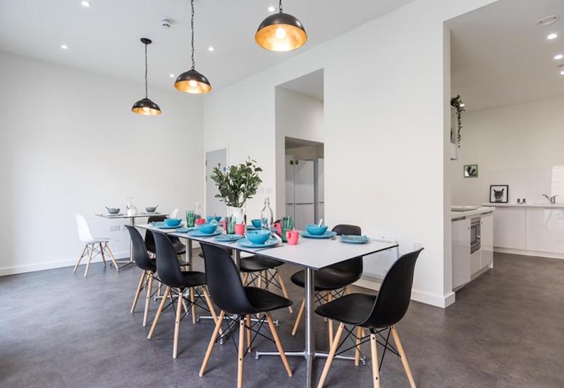 Cocina y zona de comedor en la residencia en los cursos de ingles en cambridge
