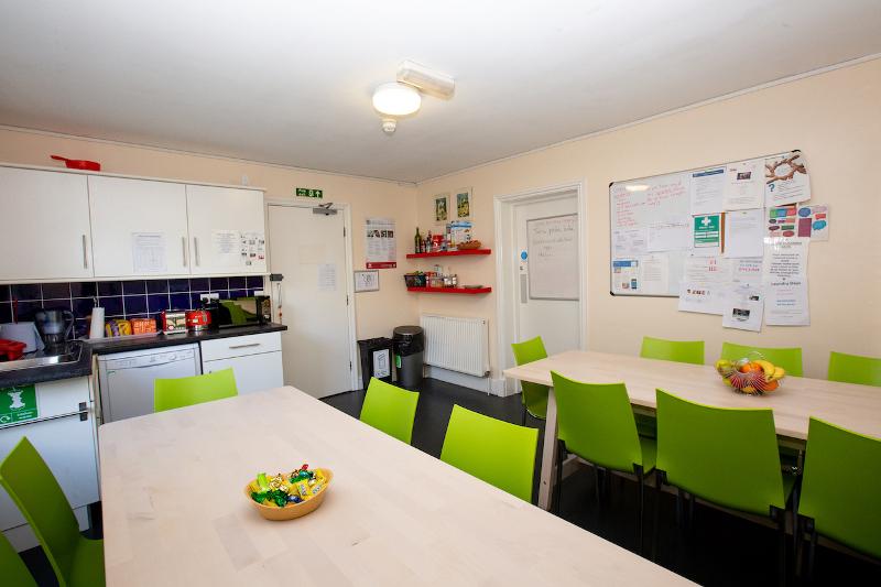 Cocina y zona de comedor de la residencia en los cursos de ingles en cambridge