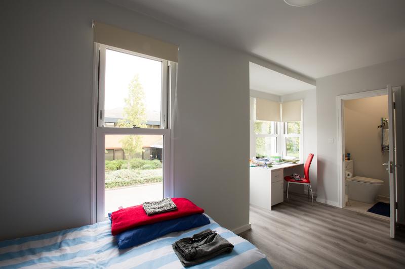Habitación individual con escritorio y cuarto de baño en los cursos de ingles en cambridge