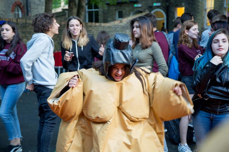 Participante disfrazada de ninja en los juegos de disfraces del curso de idiomas en inglaterra 