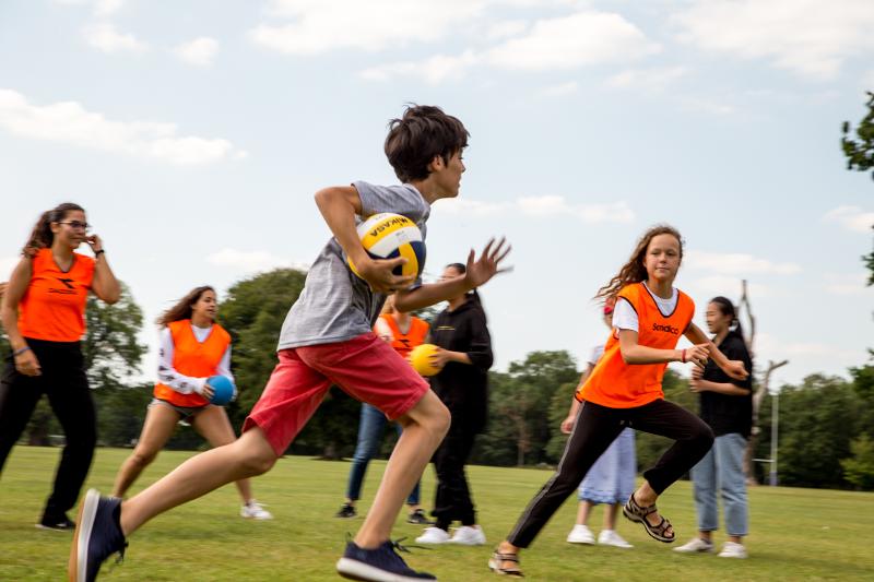 Un grupo de jóvenes juegan juntos en un summer camp en UK
