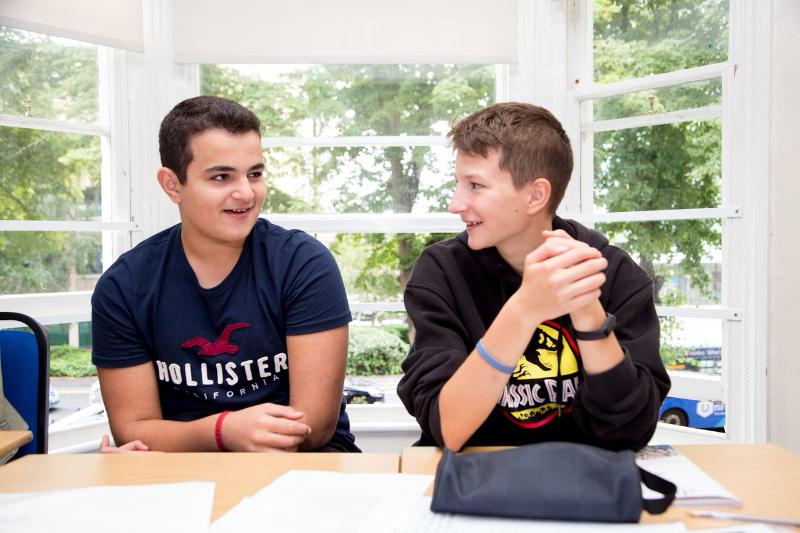 Dos alumnos hablando en la clase de inglés del curso de ingles en inglaterra 
