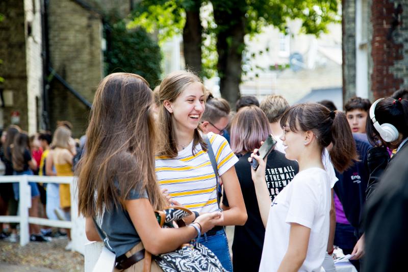 Grupo de niñas riéndose en el tiempo libre del curso de idiomas en inglaterra 