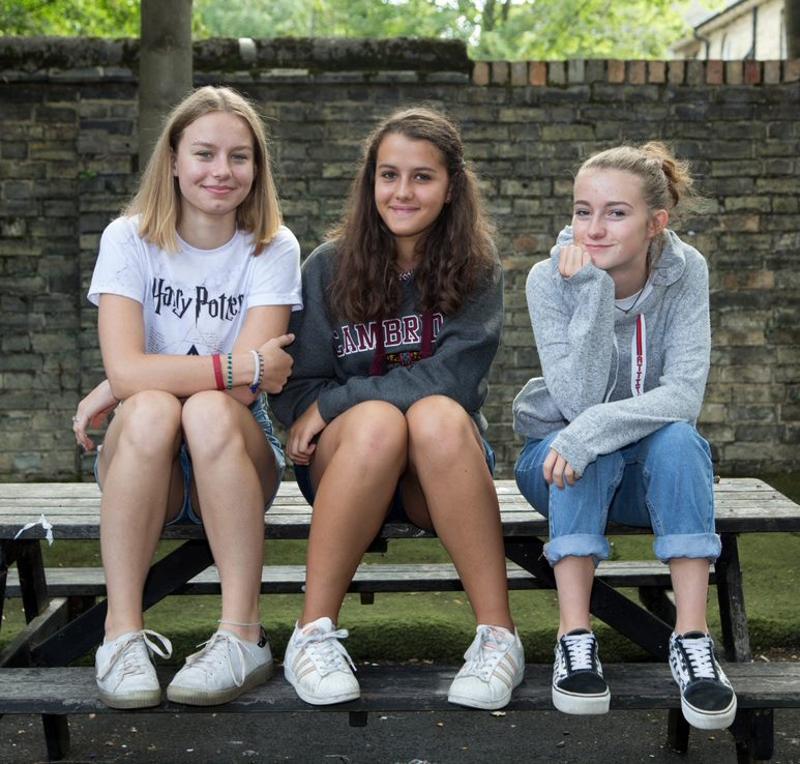 Chicas sentadas posando para una foto en el merendero del curso de idiomas inglaterra 