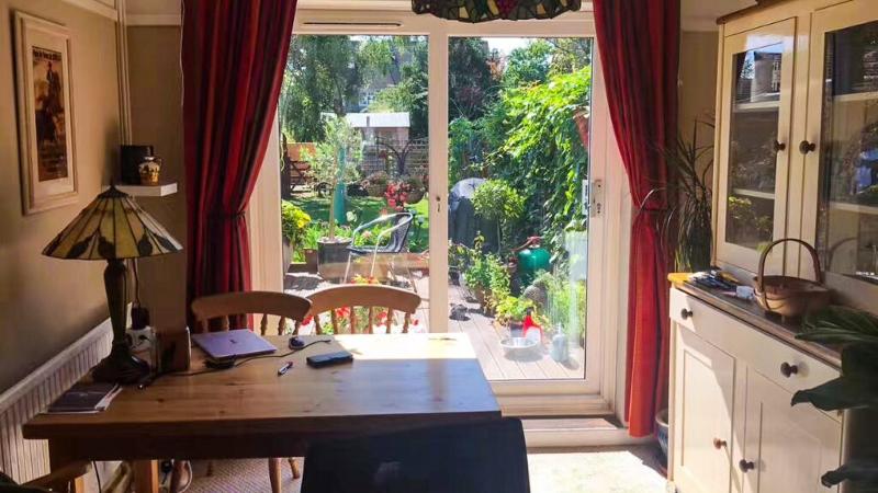 Zona de estudio de una casa de anfitriones en los cursos de ingles en cambridge