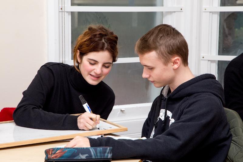 Dos estudiantes repasando lo aprendido en las clases del curso de idiomas en inglaterra 