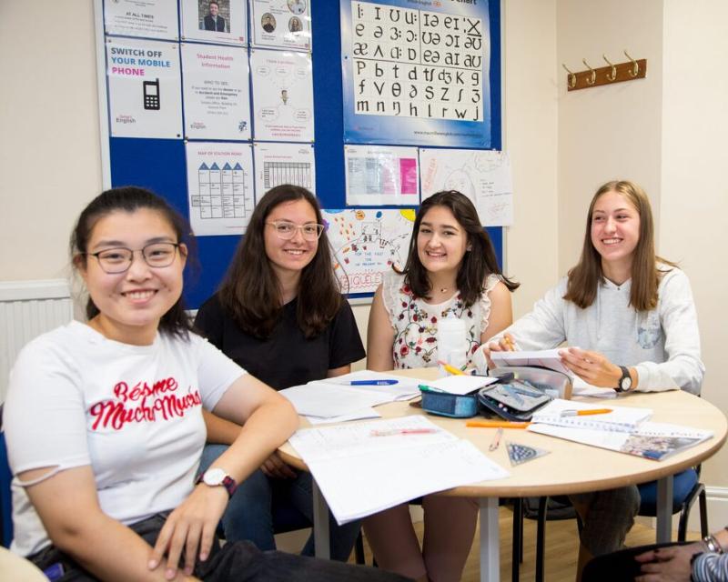 Jóvenes estudiantes del curso de ingles en inglaterra estudiando en los breaks