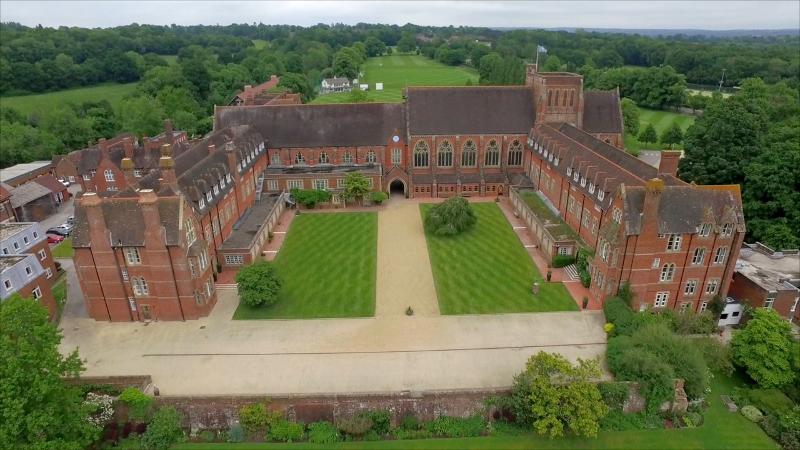 Vista de pájaro del edificio de la escuela en el curso de ingles en inglaterra