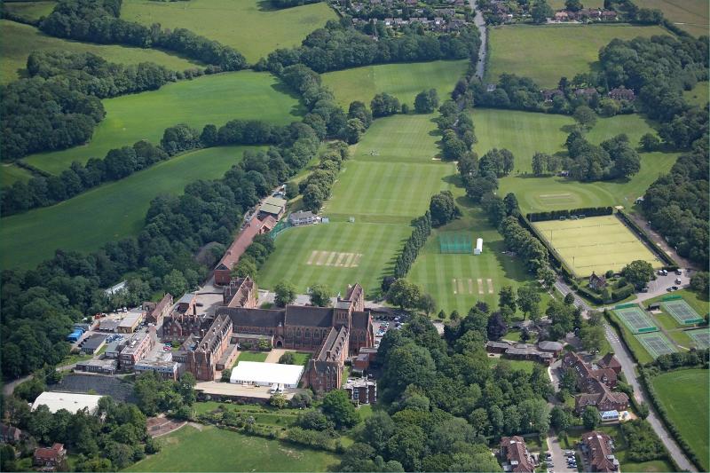 Vista aérea de la escuela rodeado de espacios verdes en el curso de ingles en inglaterra