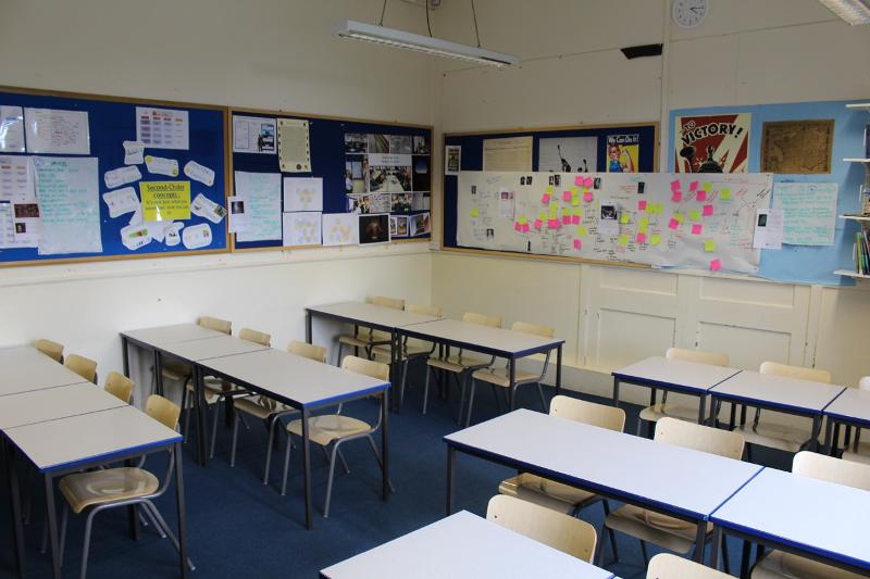 Clase con pupitres en la escuela en el curso de ingles en inglaterra