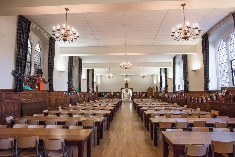 Salón comedor en la escuela en tu curso de ingles en inglaterra