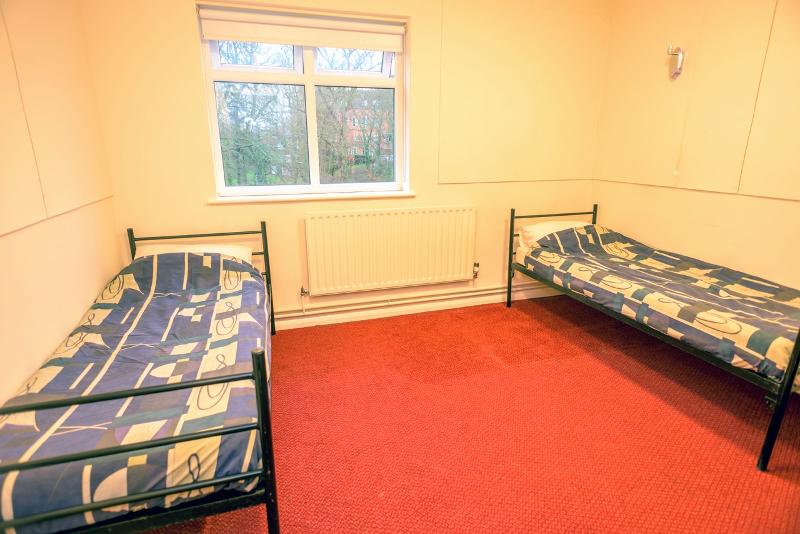 Habitación con dos camas individuales en curso de ingles en inglaterra
