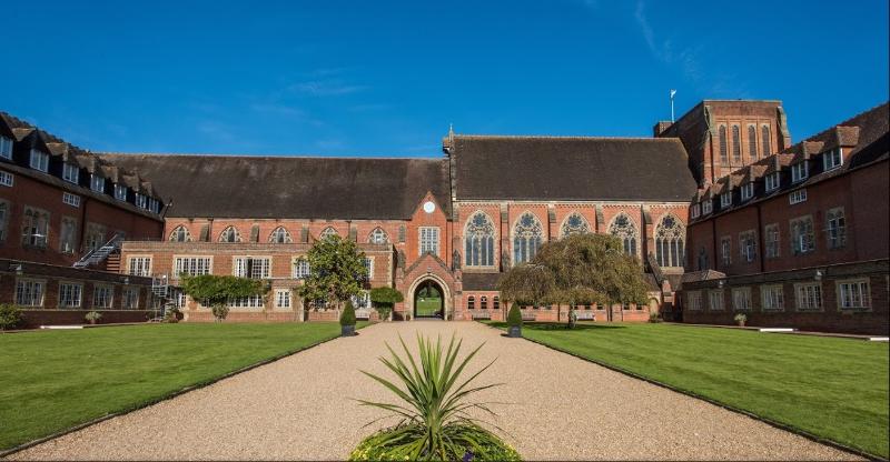 Entrada de la escuela en Ardingly en el curso de ingles en inglaterra