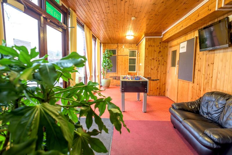 Sala con futbolín en el curso de idiomas en inglaterra 