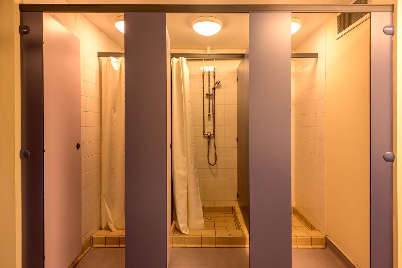 Duchas en las instalaciones de Ardingly en el curso de idiomas en inglaterra 
