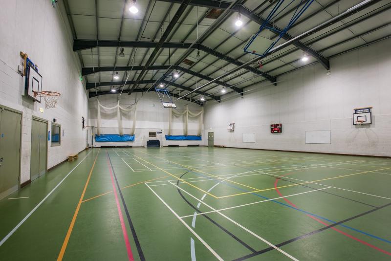 Cancha de fútbol y baloncesto interior en el curso de idiomas en inglaterra 
