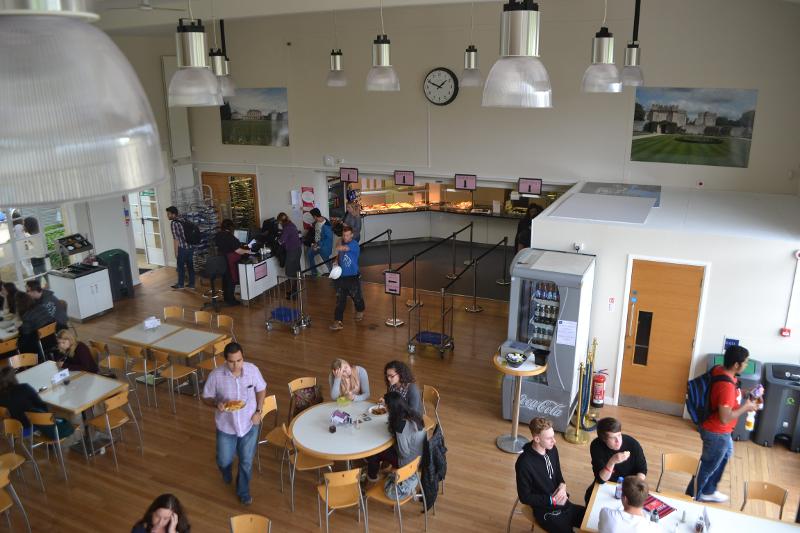 Estudiantes en la cafetería en el curso de idiomas en inglaterra 