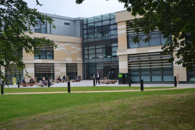 Entrada principal de la escuela en Bath en el curso de idiomas en inglaterra 