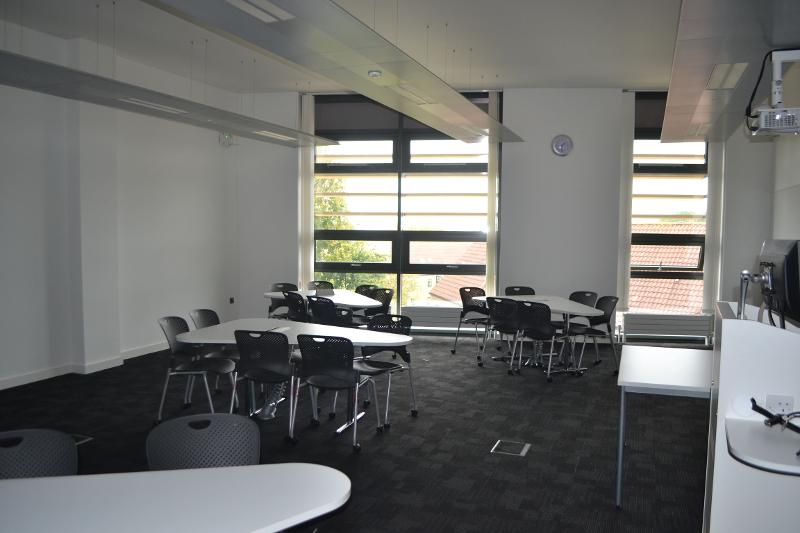 Clase con sillas y mesas en el curso de idiomas en inglaterra 