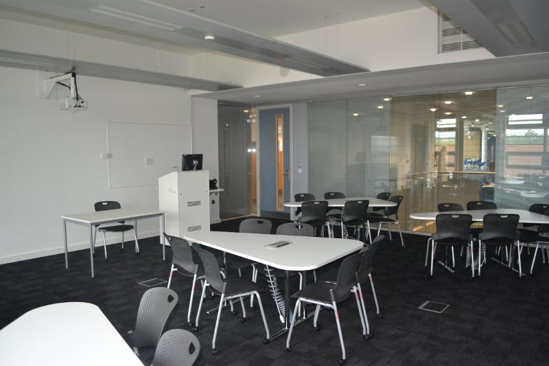 Proyector, mesas y sillas en el curso de idiomas en inglaterra 