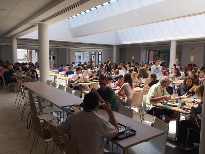Estudiantes en la cafetería de Eastbourne en el curso de idiomas en inglaterra 