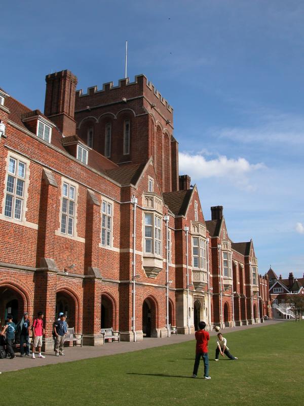 Estudiantes jugando en el patio en el curso de idiomas en inglaterra 