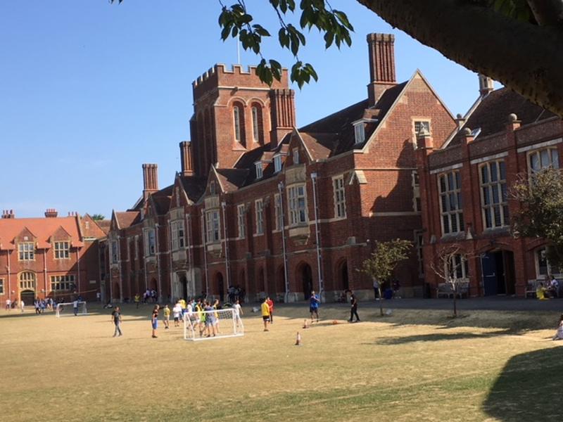 Estudiantes jugando al fútbol en el curso de idiomas en inglaterra 
