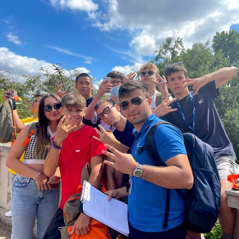 Grupo de estudiantes haciéndose una foto en el curso de idiomas en inglaterra 