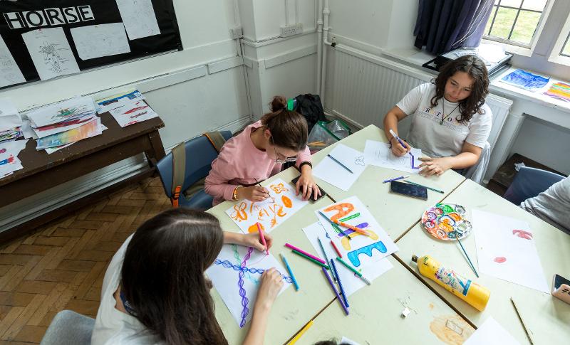 Chicas dibujando en el curso de ingles en inglaterra 