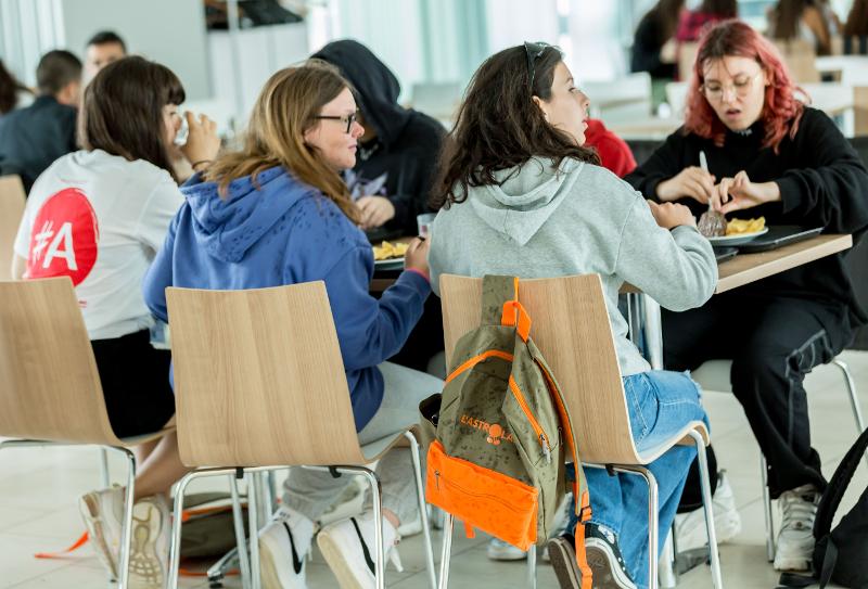 Estudiantes comiendo en el curso ingles inglaterra verano