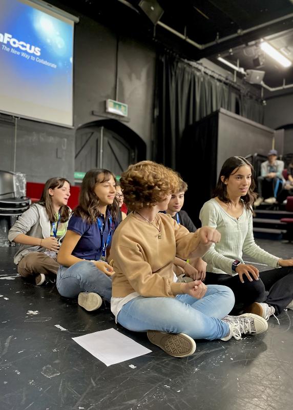 Estudiantes haciendo actividades en el curso de ingles inglaterra