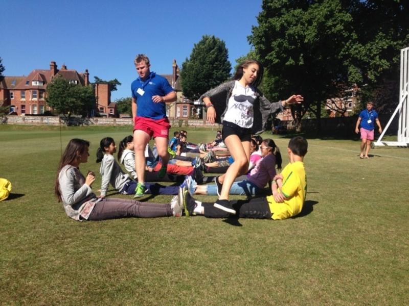 Estudiantes calentando en el curso de ingles inglaterra