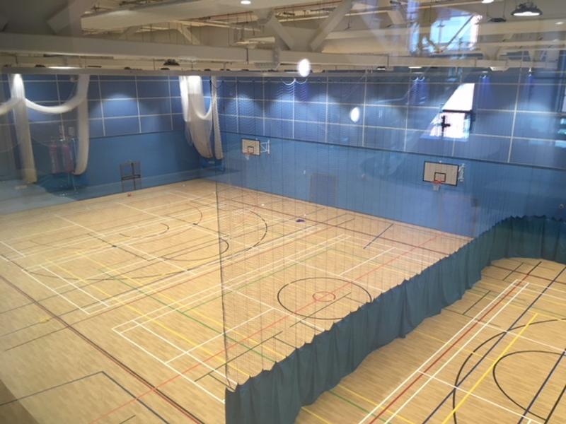 Cancha interior de baloncesto en el curso ingles en inglaterra