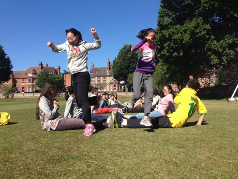 Dos chicas saltando en un juego en el curso ingles en inglaterra