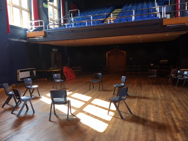 Sala de teatro y círculo de sillas en el curso ingles en inglaterra