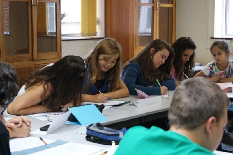 Estudiantes en una clase haciendo deberes en el curso ingles inglaterra verano
