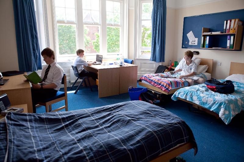 Tres estudiantes en la habitación en el curso ingles en inglaterra